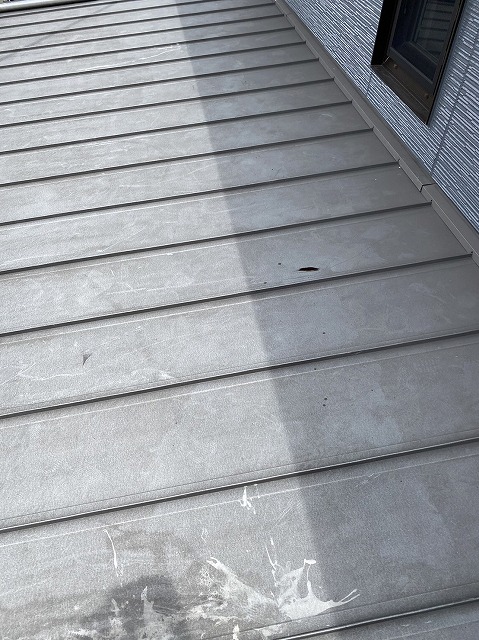 菊陽郡大津町で塗装さしていただいた住宅の二軒隣の遮熱塗料サーモアイ4Fで板金屋根塗装とひさし塗装の様子です。