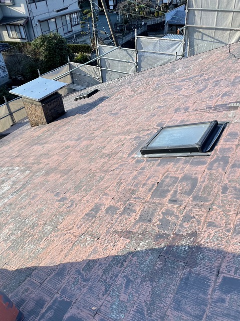 熊本市南区で塗装がはげてしまっている屋根に水性の遮熱塗料、パーフェクトクーラーベストを塗装しました。