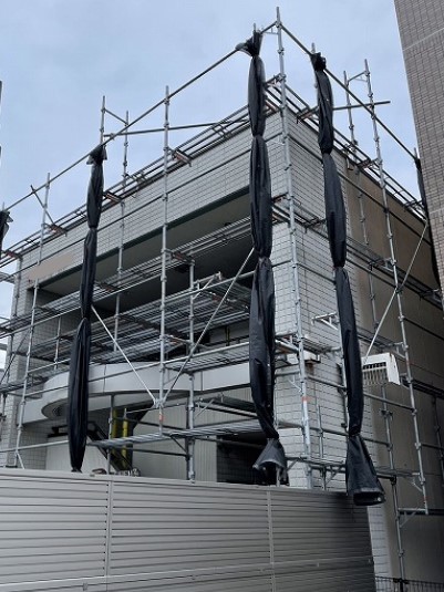 菊池郡大津町の商業ビル改修工事で入口看板を日本ペイントのファイン４ｆセラミックで綺麗な黒色に塗り替えしました