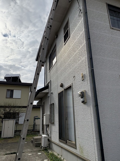 菊陽町で足場組み立て作業、黒ずんでしまった土間コンクリート軒天井、コケの目立つ屋根の高圧洗浄、塗装