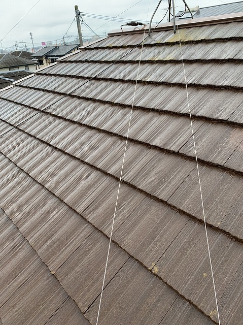熊本市西区でモニエル瓦の屋根をスラリー層の撤去のための高圧洗浄作業と日本ペイントファインパーフェクトベストで塗装をしました。