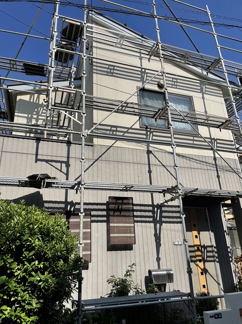 熊本市東区で経年劣化によりチョーキングを起こしている外壁を3色塗り分けて塗装をしました。