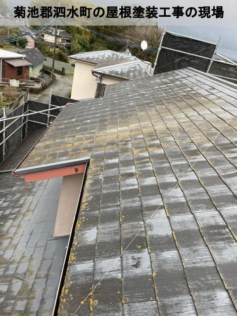 菊池郡泗水町にて５年で劣化してコケと色褪せきた屋根の高圧洗浄をしてきました