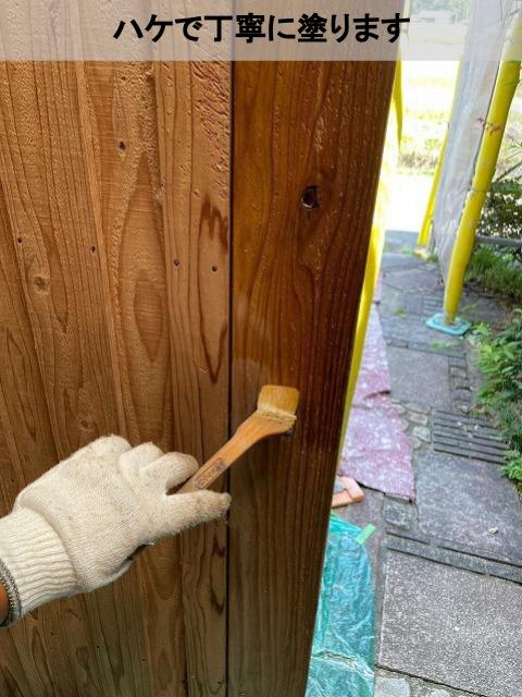 菊池市にて行った日焼けで少しだけ傷んでいた玄関木部塗装工事、木材特有の落ち着いた空間に仕上げました