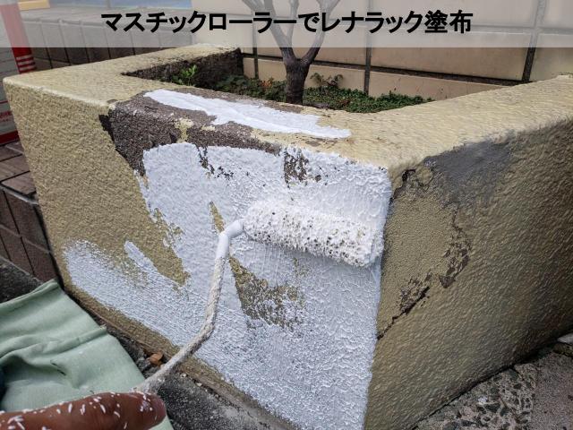 熊本市東区にてモルタル補修済みの塀の下塗り、優れた透湿性でモルタル塀から湿気を逃がす！