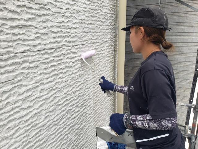 熊本市西区島崎女性職人によるサイディング外壁下塗り