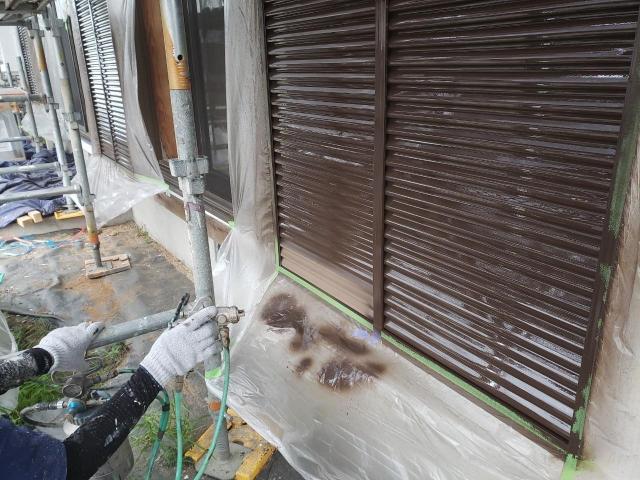 熊本市北区雨戸吹き付け塗装手元