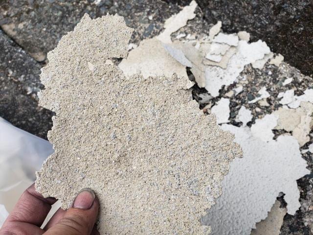熊本市北区中古物件塀削れた塗膜の破片