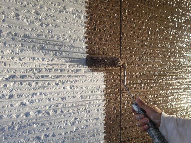 菊池郡大津町にて色あせたアイボリーと茶色のサイディング外壁の中塗りと上塗り、ベテランによる丁寧な仕上げの秘密に迫ります