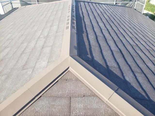 菊池郡大津町にて経年劣化で色褪せた屋根と板金の下塗り、経年劣化した屋根にはファインパーフェクトシーラー