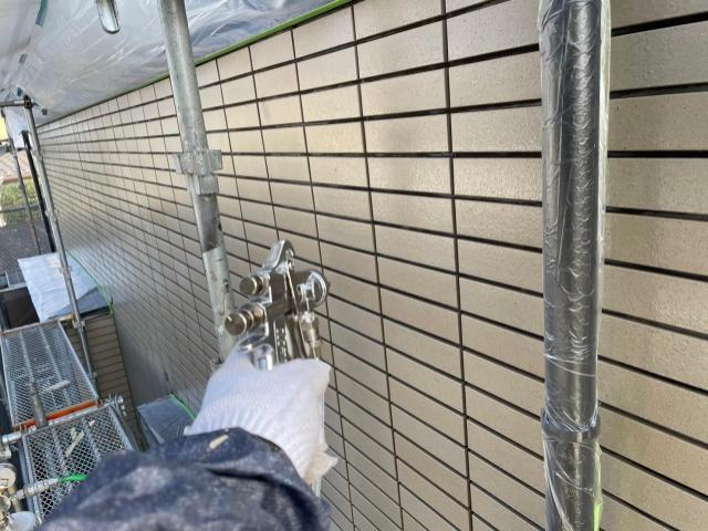 熊本市西区にてタイル外壁の吹き付けクリヤー塗装工事。スプレーガンだからできる美しい仕上がりはこちら！