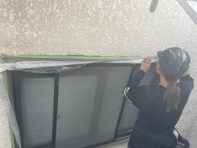 熊本市西区にて経年劣化した瓦屋根の下塗り。スプレーガンによる吹き付け塗装の基礎知識教えます。