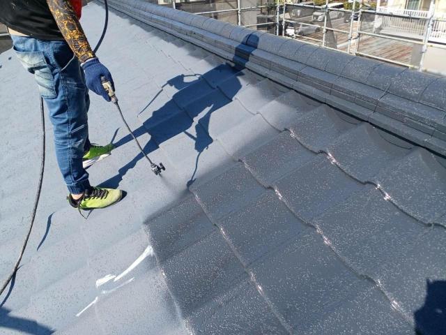 熊本市西区にて行った瓦屋根塗装工事仕上げ。バイオマス塗料を使って重厚感ある黒に塗り替えました！