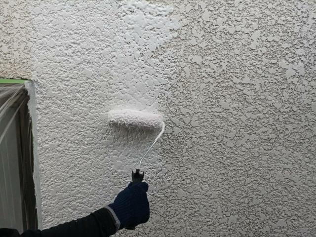熊本市西区にてモルタル外壁塗装工事仕上げ。黒ずんでいた外壁を立体感ある純白に塗り替えました！