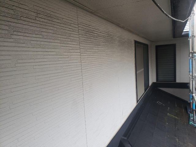 菊池郡菊陽町にて行った黒ずんでいた一戸建て外壁塗装工事の下塗り。カビも防いで仕上がりも美しい水性塗料を使用しました！