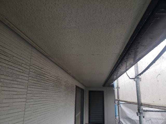 菊池郡菊陽町にて黒ずんでいたりシミが出来ていた軒天井の塗装工事。カビや錆から守ってくれる軒天井は塗り替え必須！