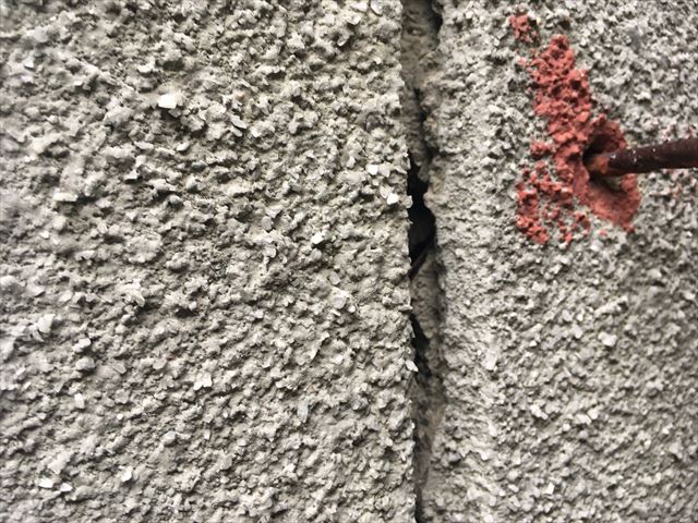 外壁点検　モルタル　クラック　ひび割れ　塗膜の剥離