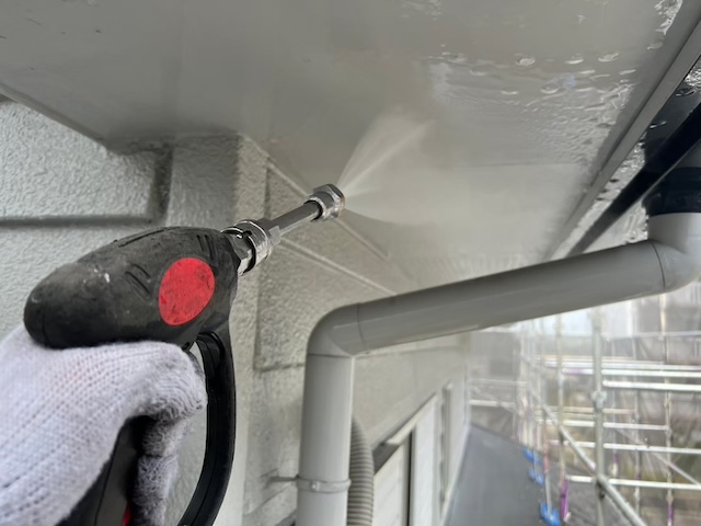 名古屋市南区にて屋根・外壁塗装の施工に伴い高圧洗浄作業の様子・高品質の塗装工事を実施するために必須の工程