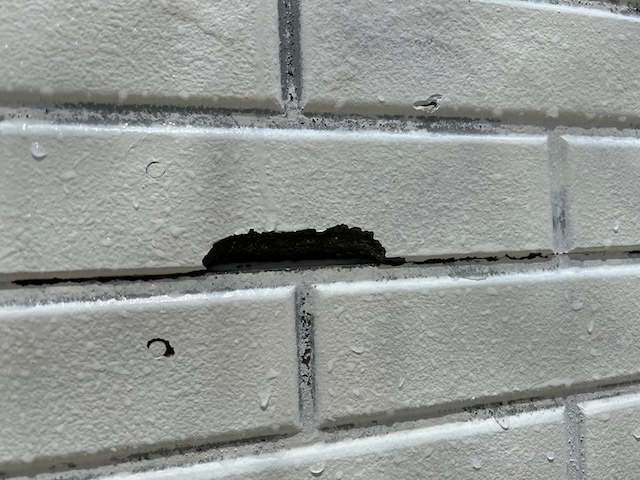 名古屋市南区にて雨漏り修理工事の足場を利用して外壁塗装・作業前確認・各塗膜やシーリングの経年劣化が進行している状態でした