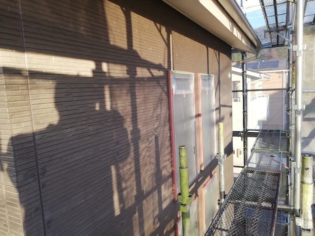 名古屋市緑区にて高圧洗浄後の様子や養生の実施風景・高品質の外壁塗装を実施するためには入念な養生が必須