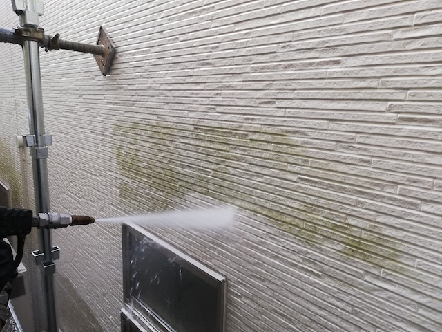 名古屋市緑区にて外壁塗装の施工前準備として高圧洗浄による苔除去を実施・劣化した塗膜は汚れが落ちにくいので要注意