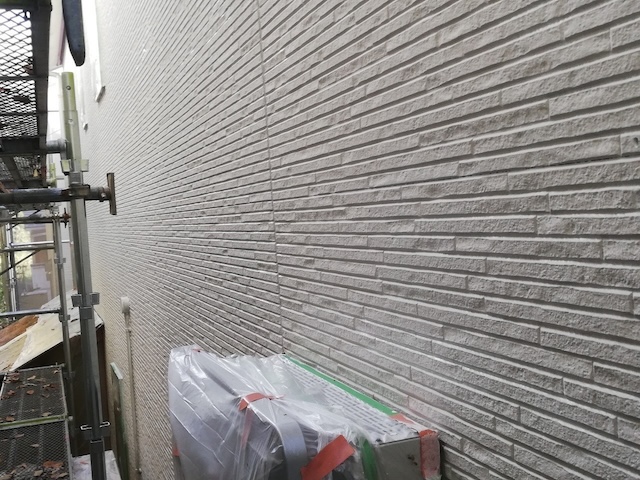 名古屋市緑区にて外壁塗装の下塗り風景・外壁塗装は下塗り1回、上塗り2回の合計3度塗りが基本です