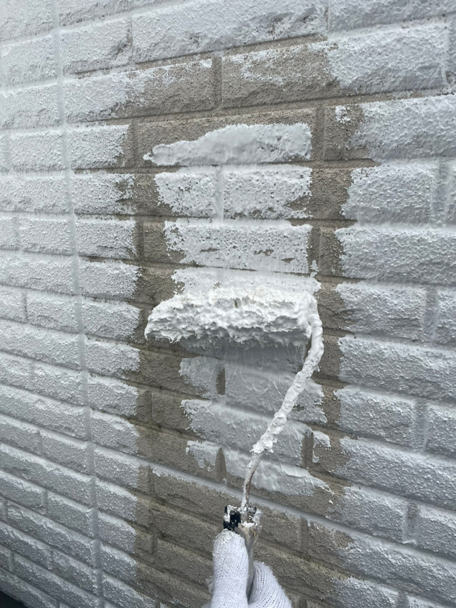 名古屋市熱田区でひび割れしてしまったALC外壁を塗り替え！まずは下塗りから！