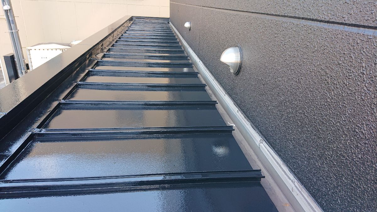 名古屋市南区で劣化で穴が空いてしまった瓦棒の屋根を塗装しました！