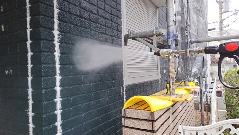 大阪市中央区にて外壁塗装前の高圧洗浄を行いました
