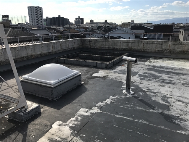 茨木市にて屋上防水工事の下地調整の為既存ブロックを撤去しました