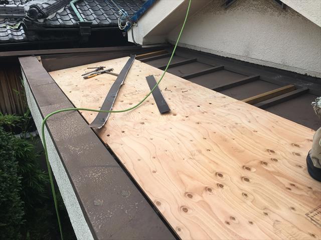 コンパネ　野地板　屋根葺き替え　カバー工法