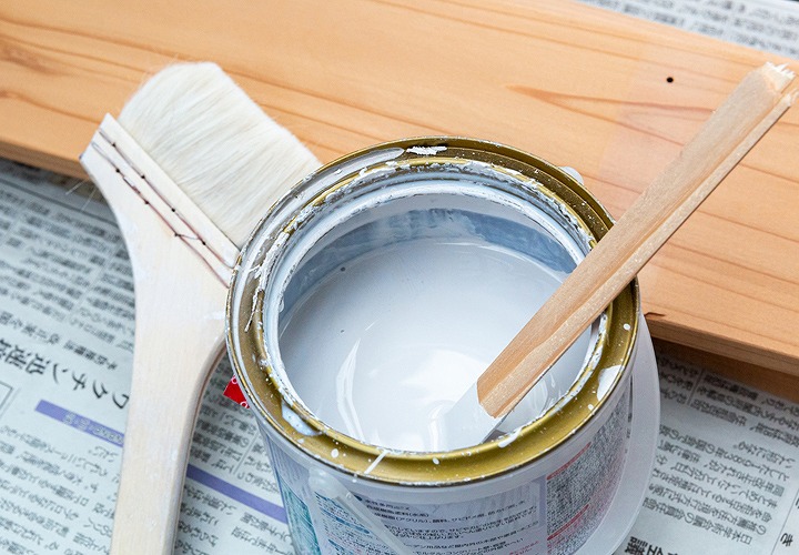 外壁塗装の臭い問題と対策: 臭いの少ない塗料選びと配慮が重要