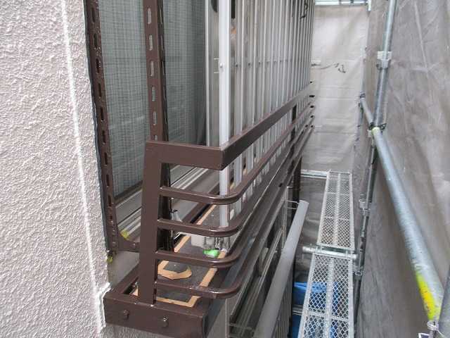 大阪市淀川区で外壁塗装中の現場では鉄部のケレン作業中です