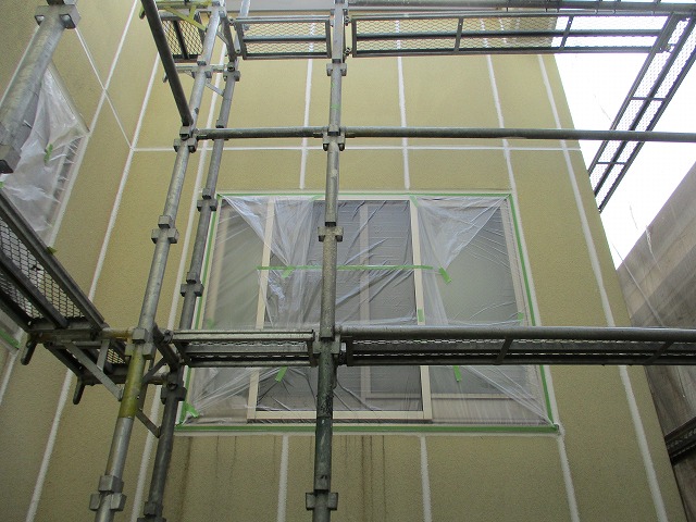 外壁塗装　養生　中庭の窓