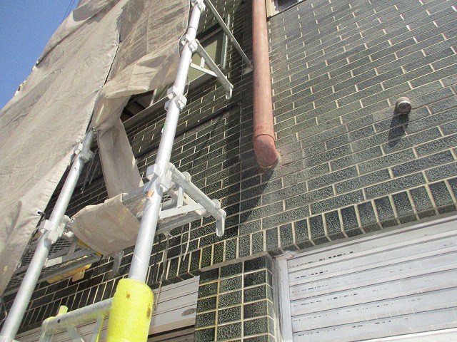 箕面市で改修工事中の４階建てビルは明日足場を解体します
