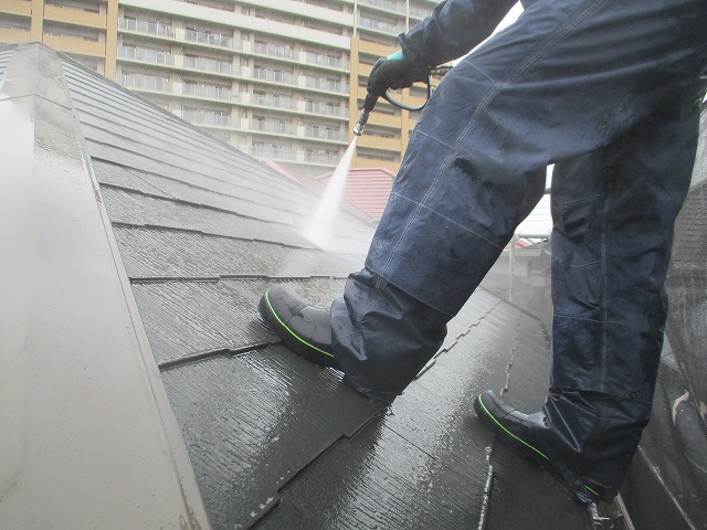 大阪市淀川区で外壁と屋根の洗浄作業、塗装前の大事な工程です
