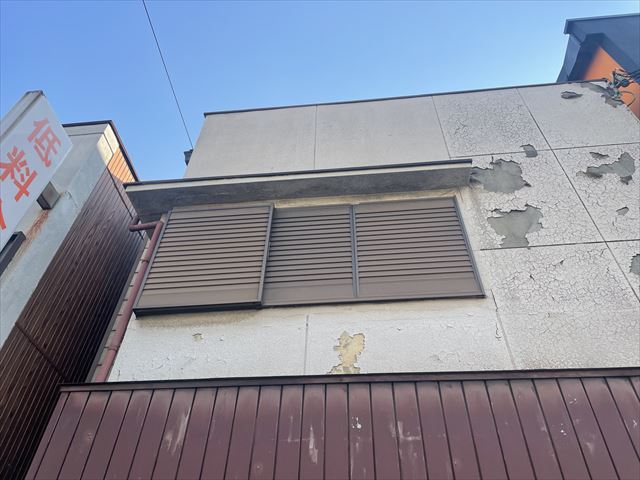 淀川区にて外壁汚れ塗膜捲れとクラックが気になるとの事で現場調査へいってきました