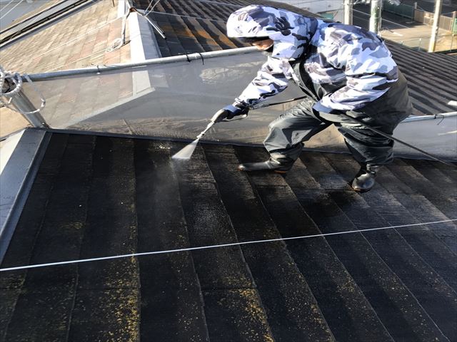 屋根塗装　高圧洗浄工程