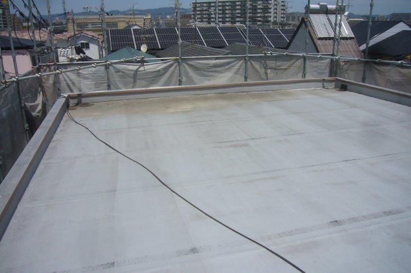 摂津市にある３階建て集合住宅の屋上を詳しく点検していきます