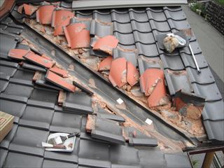 屋根板金の取り替えのため瓦外し