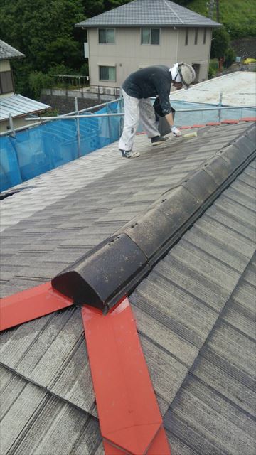 住宅瓦屋根の塗装工事中