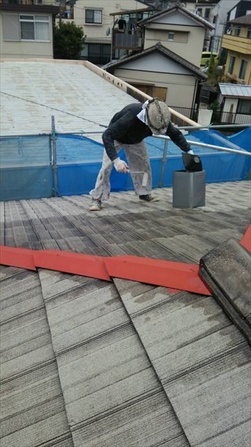 住宅瓦屋根の塗装工事中