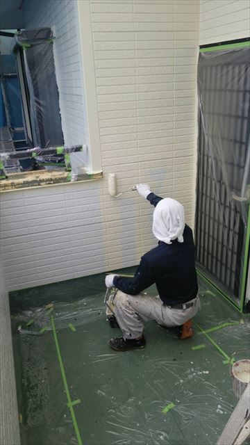 住宅外壁上塗り作業中