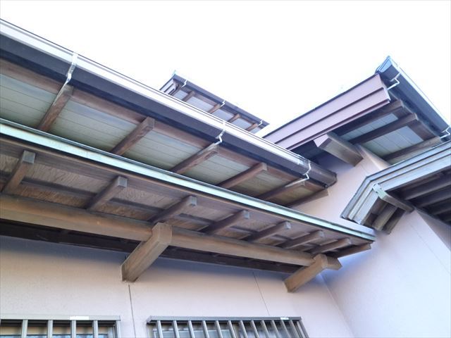 塗装前の住宅の軒天井