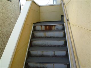 塗装前の階段の鉄部