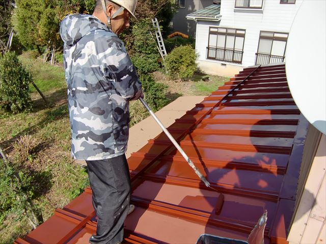住宅屋根戸塗装工事　中塗り