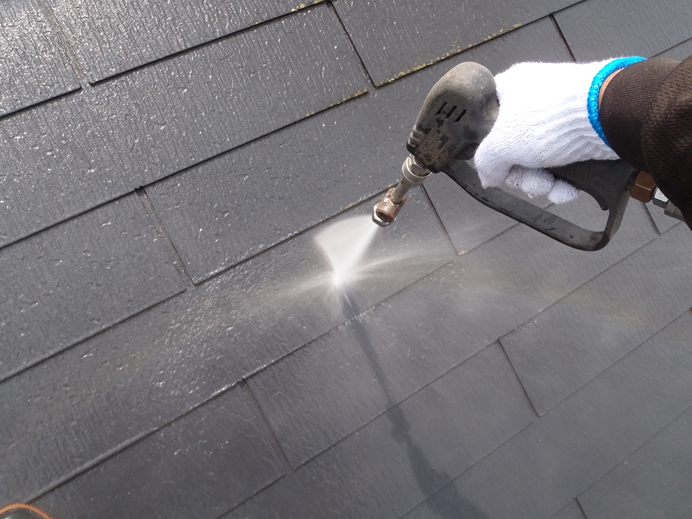春日部市でスレート屋根・窯業系サイディングを塗装の為 高圧水洗浄です