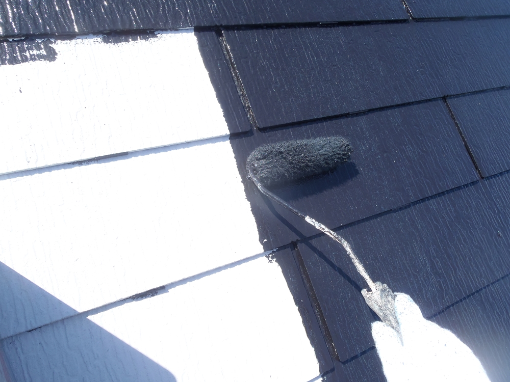 春日部市でスレート瓦(≒コロニアル・カラーベスト)屋根を遮熱無機塗料で上塗りです。
