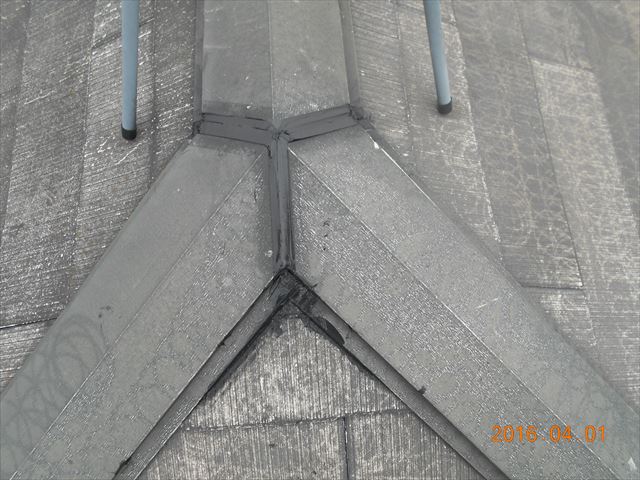 上尾市スレート屋根瓦塗装前にシーリング材で補修