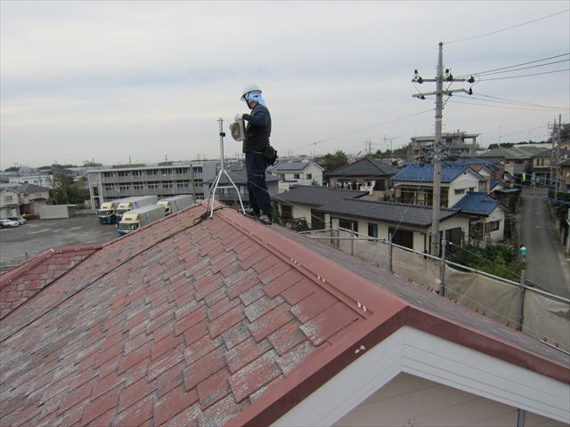 屋根上で新しいアンテナ取り付け作業